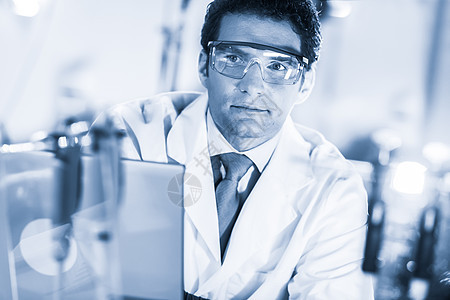 工程师在工作环境中的一幅肖像科学家从业者诊所技术医师男性知识药剂师研究员科学图片