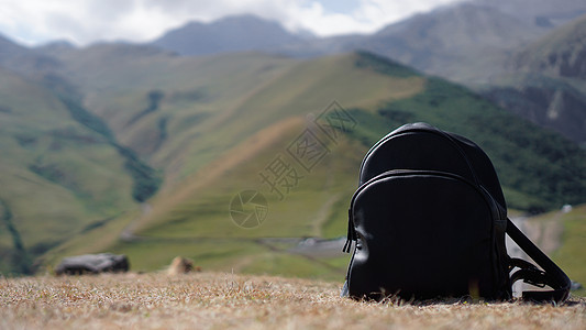 Kazbegi山背景上的黑色背包黑背包 在格鲁吉亚旅行图片