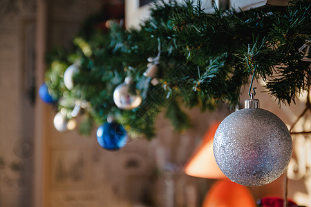 圣诞树上的玻璃球和装饰品 带蓝色和银色球的圣诞树花环 特写 透视 模糊季节云杉松树装饰圆圈木头假期玩具金子庆典图片