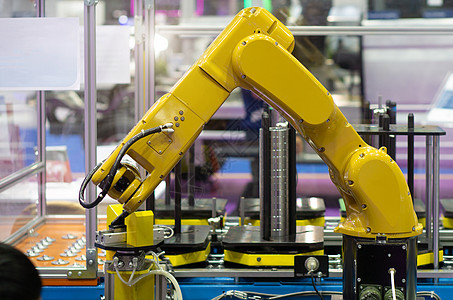 工业中的机器人手动机器在起作用药片作坊力量监控工程师电子产品工作机械焊接手臂图片