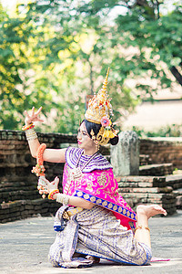 穿着典型 传统泰国服装的亚洲妇女 是一公升手势展示衣服文化丝绸金子节日装饰品女孩历史图片