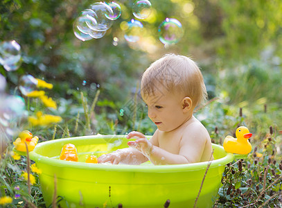 小小孩在盆子里洗澡时 泡泡和鸭子图片