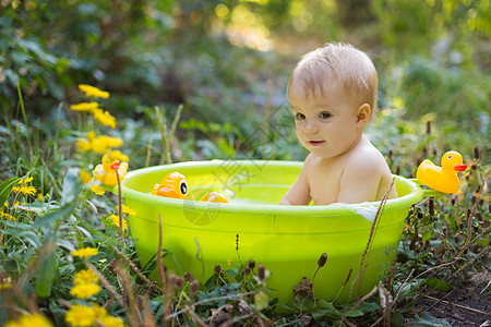 盆子里的托德勒男孩 用泡泡和鸭玩具洗澡小鸭子浴缸生态身体绿色婴儿男生太阳喜悦浴室图片
