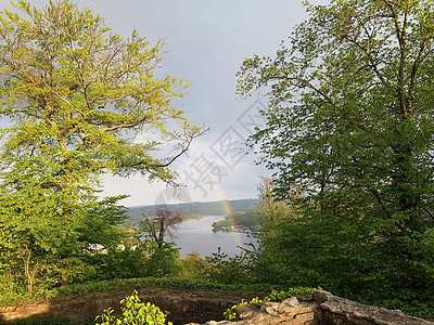 城堡废墟上的彩虹蓝天环境水滴风暴光谱反射现象下雨蓝色建筑图片