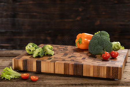 明亮的西红柿和胡椒躺在厨房刀旁的木板上砧板饮食食物午餐沙拉红色营养绿色蔬菜图片