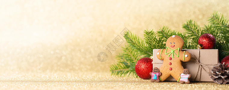 圣诞礼物箱和装饰品盒子锥体假期季节展示金子桌子松树面包风格图片