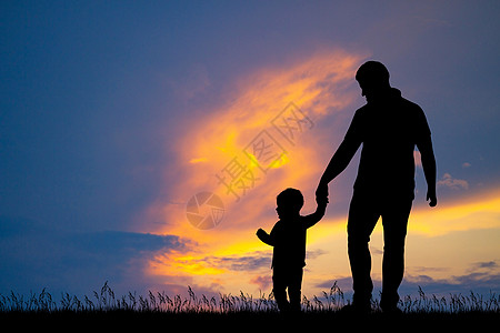 日落时 爸爸和他儿子一起太阳孩子家庭快乐男人插图男生图片