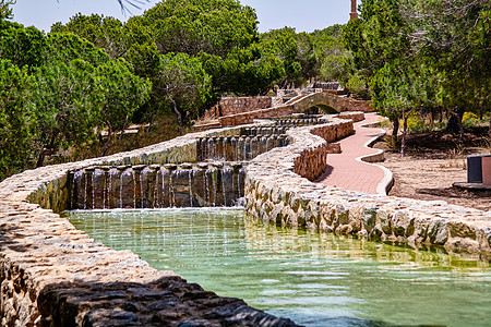 公园的水特征环境石头岩石溪流瀑布天空衬套绿色飞溅太阳图片