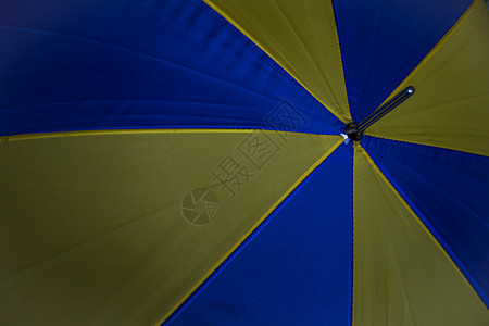 蓝色和黄色的雨伞艺术海滩遮阳棚阳伞阴影天气阳光背景图片