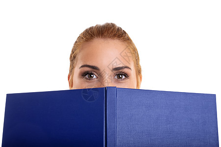 年轻女孩用一本书遮盖半张脸图片