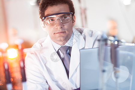 工程师在工作环境中的一幅肖像眼镜开发商工人药品商业男人医生研究员大学物理学家图片