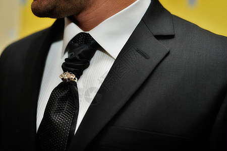 昂贵的西装 经典领带和豪华领带夹商业黑色奢华戏服公司珠宝衣服夹克衬衫纺织品图片