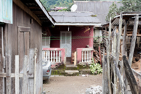 穷人的简单住房卫星石头房子盘子天线背景图片