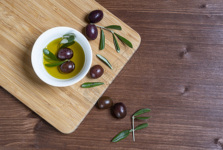 橄榄油和橄榄食物文化烹饪木头收成玻璃季节美食水果蔬菜图片