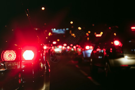 车尾灯在黄昏的路上闪亮车辆场景时间旅行街道运动高峰夜生活汽车大灯图片