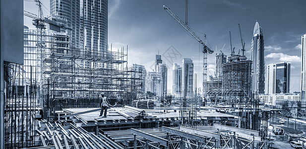 在迪拜从事现代同心合力工地工作的劳工在城市快速发展公司工作头盔水泥建筑学建筑工人财产男人进步安装基金会图片