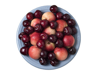 甜樱桃和熟熟的多汁果汁 在一盘盘子中 在白面包上图片