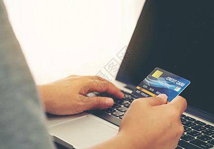 妇女在网上购物时使用信用卡顾客电脑互联网屏幕零售电子商业营销大车信用图片