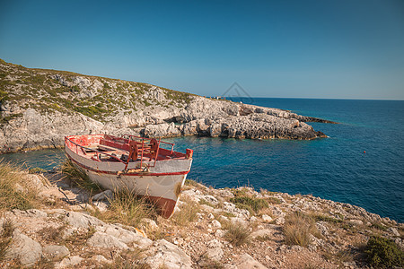 这艘废弃的木船在岩石悬崖岸上 阳光明媚的一天 在古希腊 Zakynthos 蓝海背景公园旅游岛屿风景国家海洋冒险旅行热带海岸图片