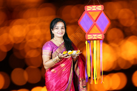 排灯节的印度女人女士微笑灯笼女性庆典节日文化传统幸福喜庆图片