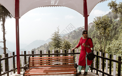 一名夏日早晨在喜马拉雅山丘山地站的旅游者休息(娱乐帐篷)度假的年轻女游客 印度图片