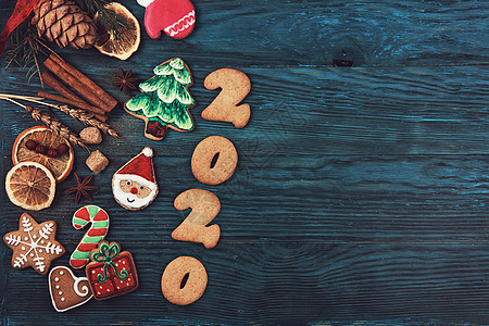 复古木制背景新的2020年姜饼房子礼物问候语糖果假期甜点明信片菜单木头卡片背景