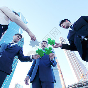 拼装拼图的商务人士会议工作团队合作摩天大楼合伙战略解决方案公司男人图片