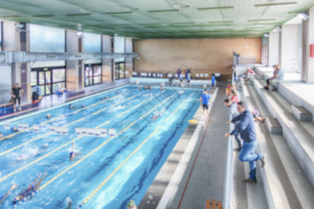 从空中查看室内游泳池的 重点不集中的背景背景分频器漂浮蓝色线条竞争反射划分漂浮物训练运动图片