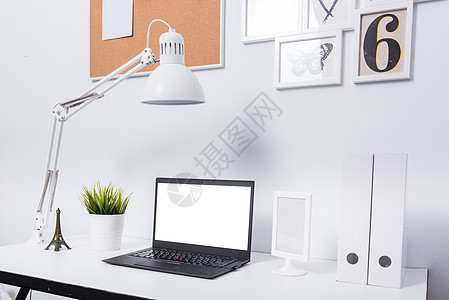 现代主机办公室笔记本电脑房间监视器白色嘲笑展示职场植物桌面技术商业图片