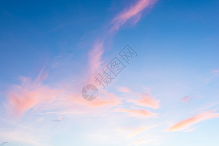 夕阳的天空与彩色的云彩气候戏剧性天气阳光太阳金子自由天堂照片蓝色图片