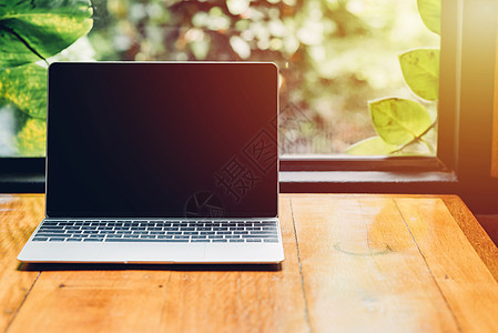 带空白屏幕的笔记本电脑模型木头办公室桌面互联网店铺技术咖啡键盘潮人桌子图片