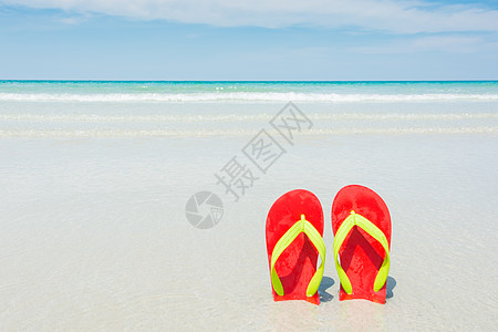 热带海滩上的沙滩拖鞋地平线鞋类娱乐蓝色自由失败闲暇假期收藏太阳图片