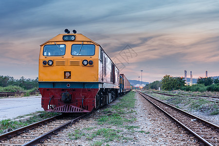 黄昏时货物列车和集装箱铁路平台运输贸易货运交通日出机车金属商品图片