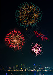 海报水帕塔亚的烟花秀节日摩天大楼港口焰火商业建筑城市庆典旅行贸易背景