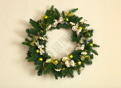 特写米面墙上的圣诞花圈花圈季节假期装饰品绿色褐色庆典图片