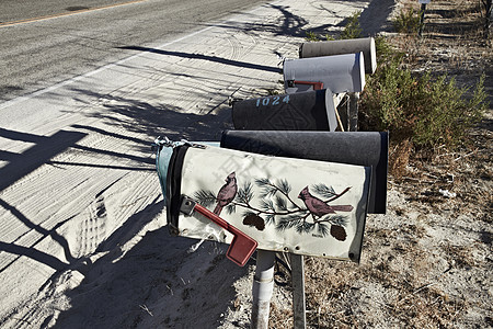在美国亚利桑那沙漠的一连串Grunge邮件箱图片