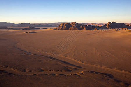 在纳米布高山上空飞行的多彩热空气气球旅游运输野生动物旅行沙漠爬坡游戏冒险天线公园图片