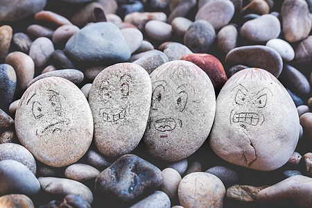在石块上管理情绪 面容和脸部-悲伤 快乐 惊讶 焦虑和愤怒的画图图片