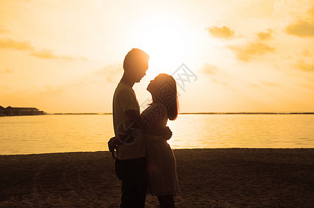 亚洲夫妇微笑天空海滩海洋恋人幸福女孩乐趣假期夫妻图片