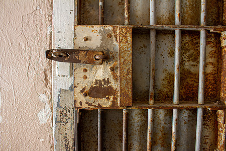 生锈的监狱或有生锈铁条的监狱门图片