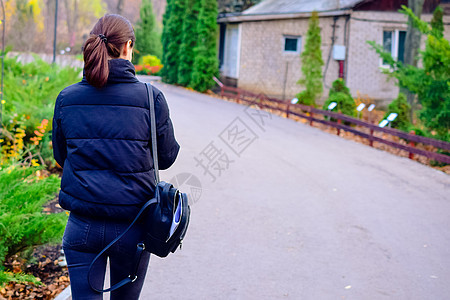 和运动在公园散步 在中秋季节旅行树叶植物园国家森林街道女士健走木头图片