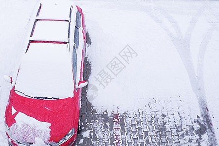 一辆红色车停在雪中 下雪 冬季 冬季 冬季图片