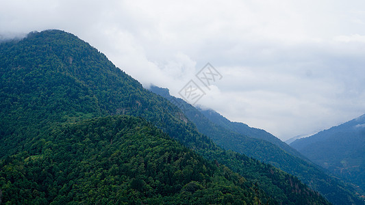 乔治亚州Kazbegi的景象 美丽的自然山地背景教会旅行爬坡蓝色森林顶峰山脉假期旅游村庄图片