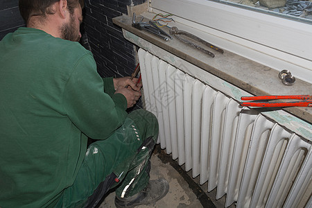 暖气管道工拆卸中央供暖防护窗户加热管钳散热器燃气生意测试互联网金融图片