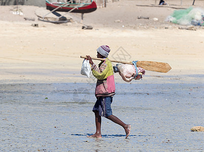 马达加斯加Ifaty 2 2019年12月2日 - 渔民在B上行走图片