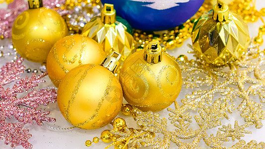 圣诞树彩色明亮的球装饰金子庆典玻璃季节性假期雪花装饰品玩具新年桌子图片