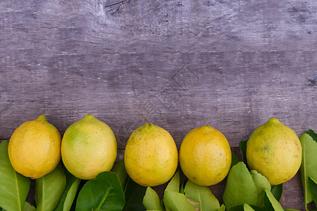 蔬菜木上花园新鲜柠檬和橙子的装饰边界柚子桌子芳香食物木头叶子黄色乡村疗法水果图片