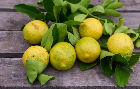 蔬菜木上花园新鲜柠檬和橙子的装饰边界叶子疗法黄色柚子食物木头桌子芳香水果乡村图片