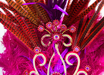 用明亮的石头和羽毛装饰的头盔 用于狂欢节紫色戏服女性派对庆典舞会紫外线节日野鸡刺绣图片