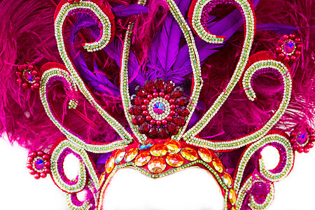 用明亮的石头和羽毛装饰的头盔 用于狂欢节紫色派对文化舞会戏服紫外线庆典刺绣节日野鸡图片